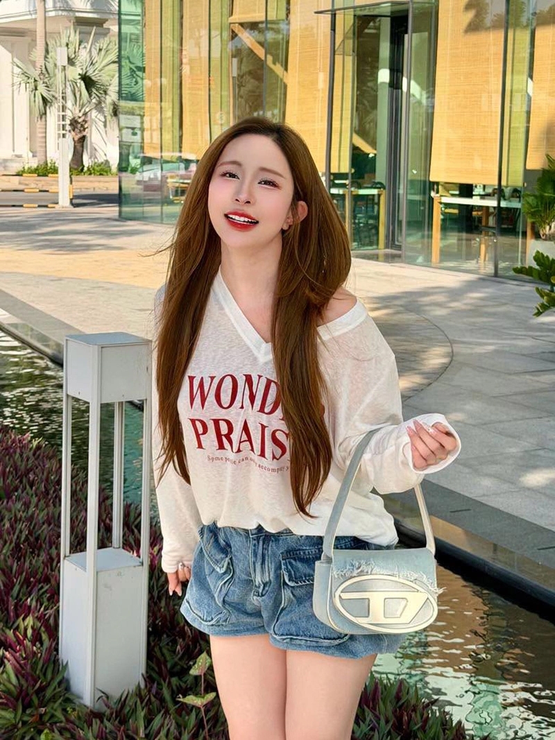 Diễn viên Quỳnh Nga trung thành với gu mặc nhí nhảnh như gái teen.