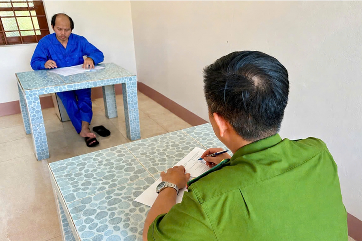 Điều tra viên đấu tranh với đối tượng trong đường dây cá độ bóng đá. (Ảnh: Công an Đắk Lắk)