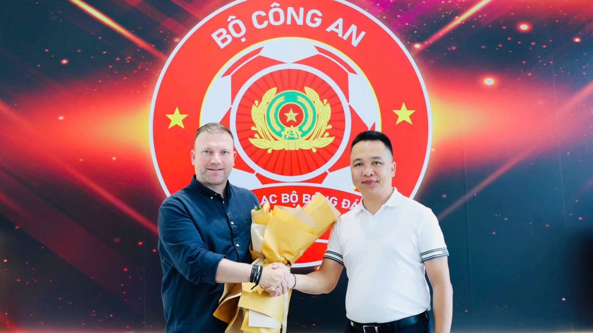 HLV Diles Athanasios Arthur ra mắt CLB CA TP.HCM. (Ảnh: CLB CA TP.HCM)