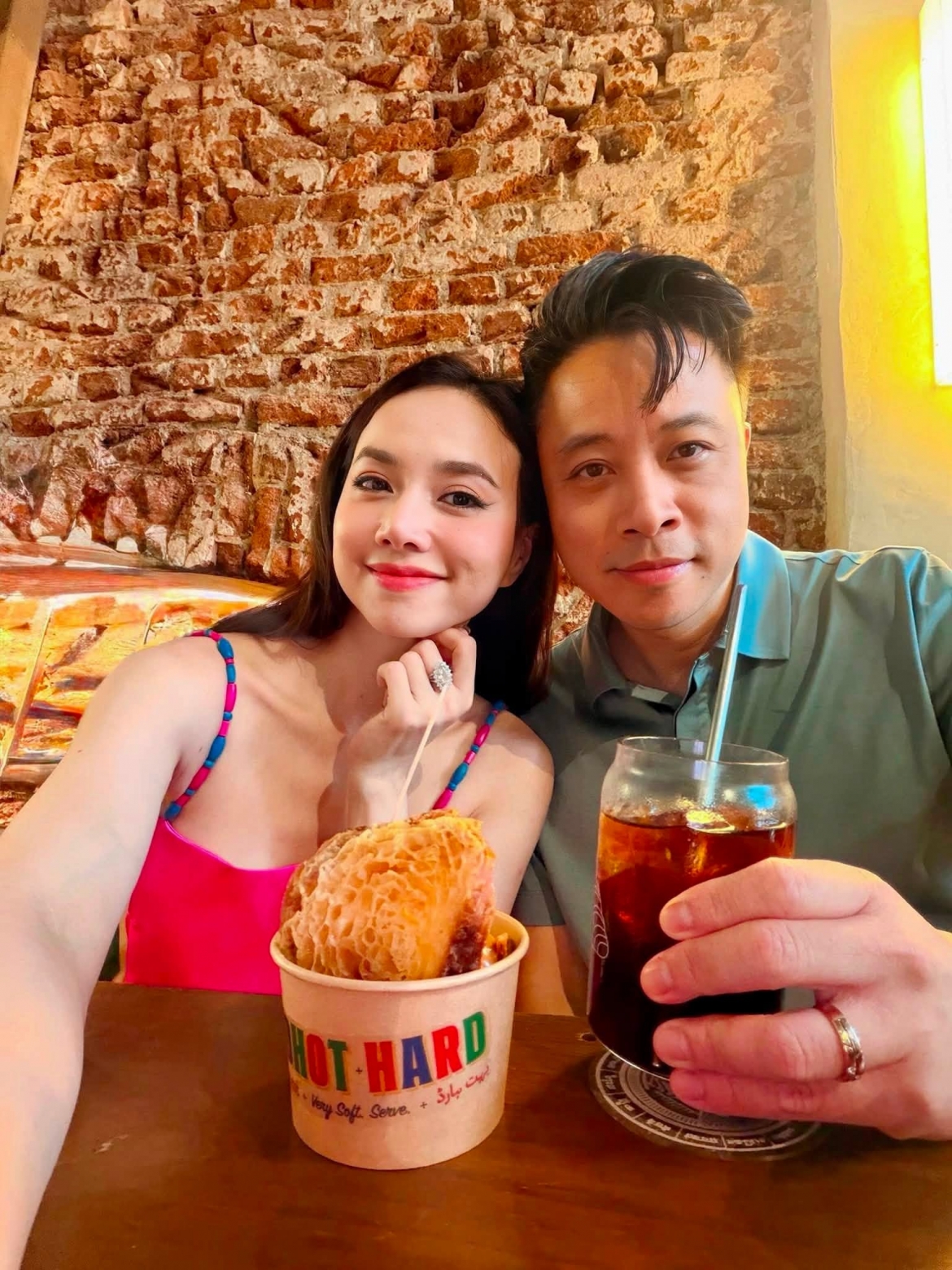 Đinh Ngọc Diệp đăng ảnh bên đạo diễn Victor Vũ, hài hước tiết lộ: "Cô gái không biết uống cà phê nhưng luôn theo chồng đi cà phê!".