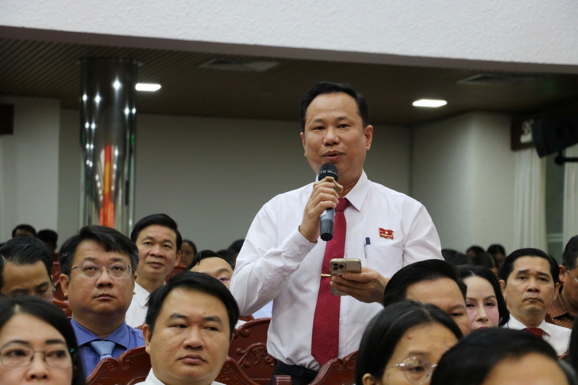 Đại biểu quan tâm đến các dự án chuyển đổi số chậm triển khai. (Ảnh: Thiên Lý)