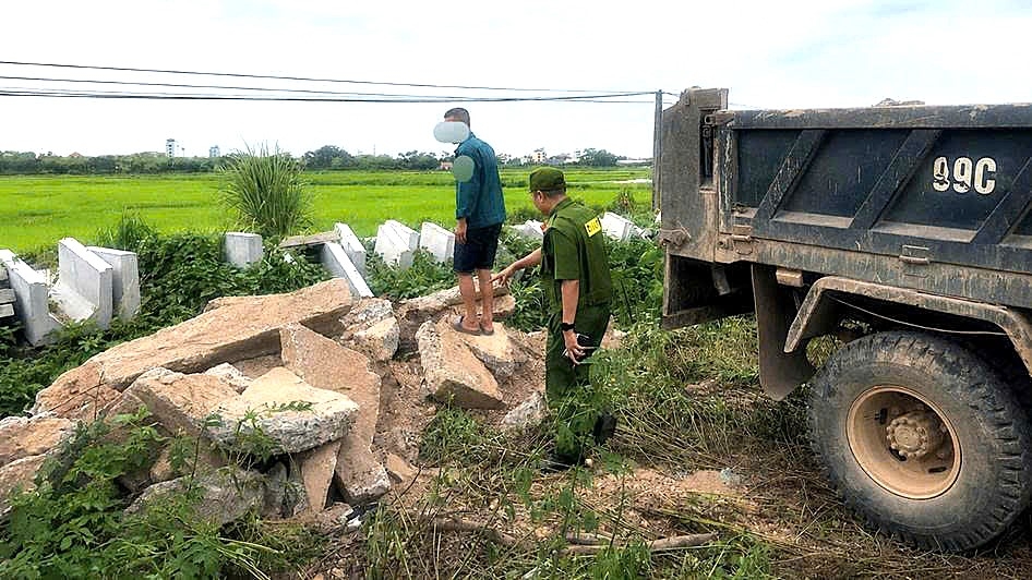 Tổ công tác kiểm tra, ngăn chặn hành vi đổ chất thải trái quy định tại xã Mỹ Đức, Hà Nội