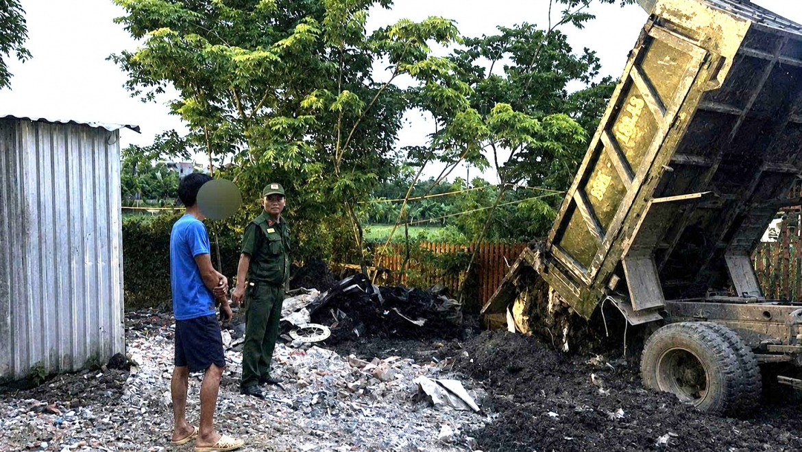 Tổ công tác phát hiện xe ô tô đổ chất thải trái quy định tại xã Sóc Sơn, Hà Nội