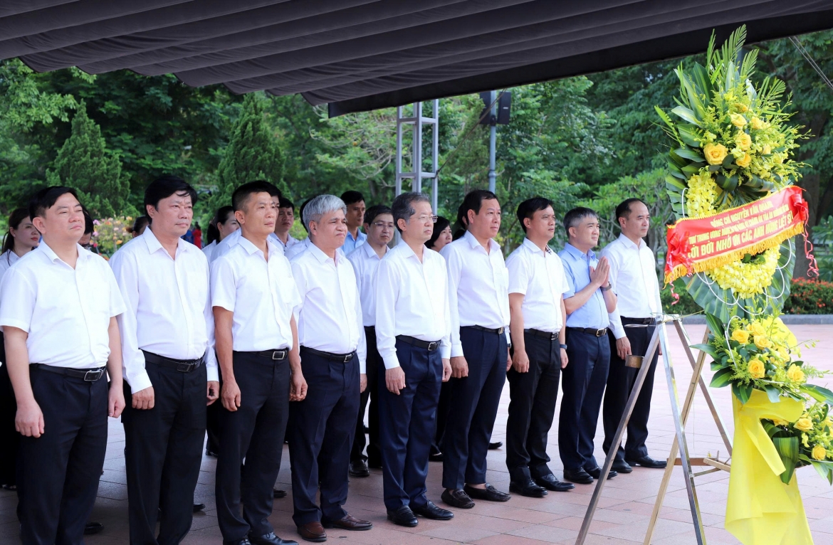 Đoàn công tác của Tòa án Nhân dân tối cao dâng hương tưởng nhớ Anh hùng liệt sĩ tại tỉnh Quảng Trị