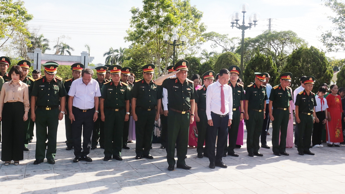 Đoàn công tác Quân khu 3 dâng hương tưởng niệm các anh hùng liệt sĩ tại Nghĩa trang Liệt sĩ Móng Cái tại phường Móng Cái 3. (Ảnh: Nguyễn Trường)
