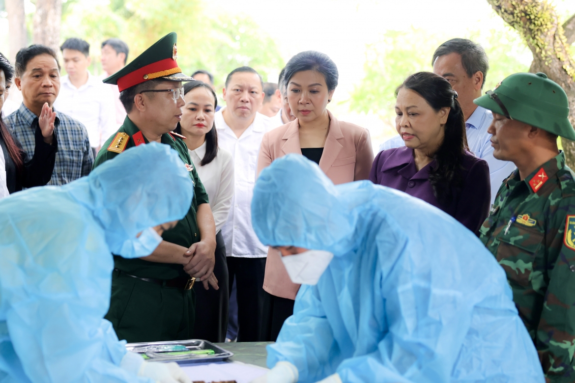 Đoàn công tác Văn phòng Trung ương Đảng cùng Phu nhân Tổng Bí thư, Chủ tịch nước Tô Lâm - bà Ngô Phương Ly thăm, động viên Đội quy tập hài cốt liệt sĩ 584.