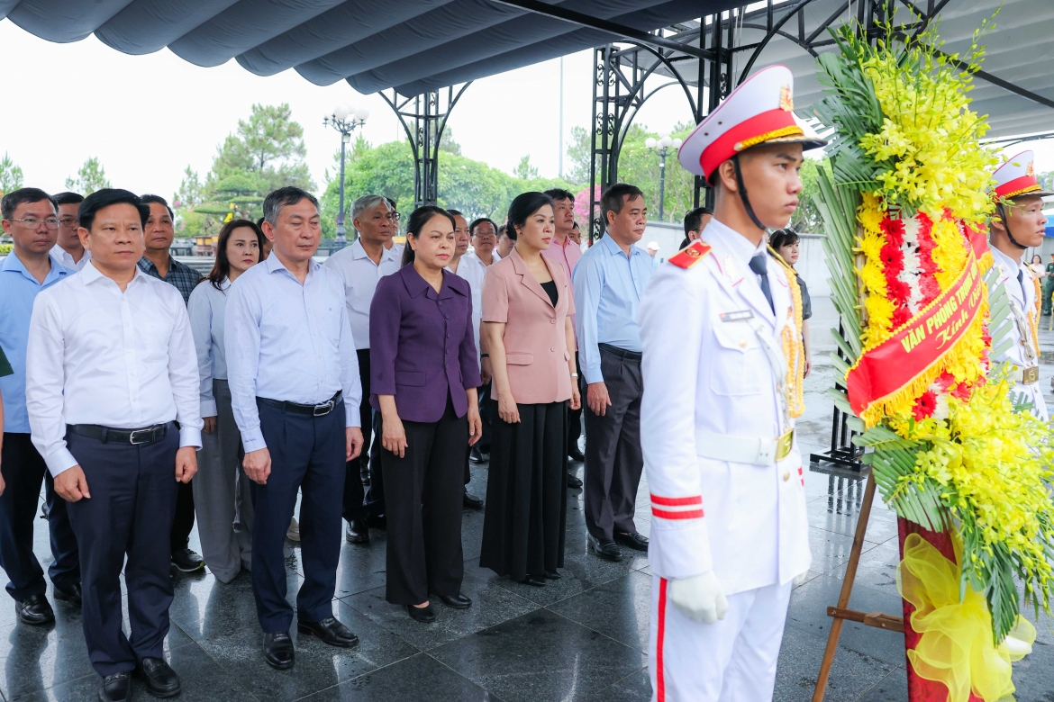 Đoàn công tác dâng hương tại Nghĩa trang Liệt sĩ Đường 9