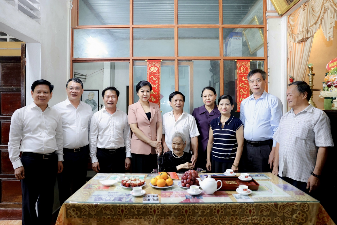 Đoàn công tác đến thăm Mẹ Việt Nam anh hùng Nguyễn Thị Phước.