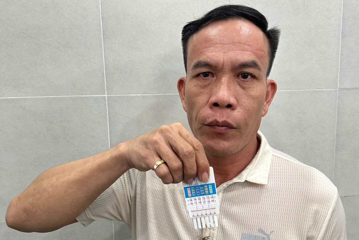 Đối tượng Nguyễn Hữu Dũng tại cơ quan công an.