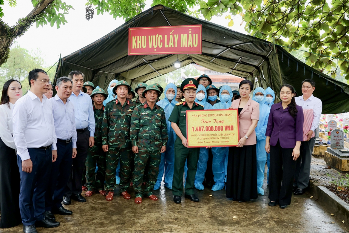 Đoàn công tác trao tặng 1 tỉ 467 triệu đồng để động viên các đội quy tập đang làm nhiệm vụ trong và ngoài nước.