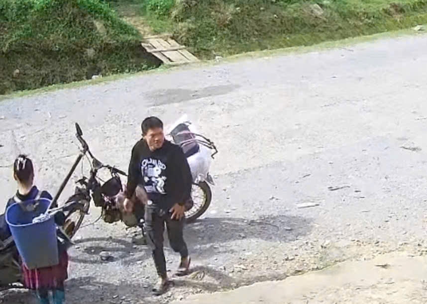 Đối tượng đi xe máy không biển số gây án tại Sơn La sau đó di chuyển sang Lào Cai. (Ảnh: CACC)