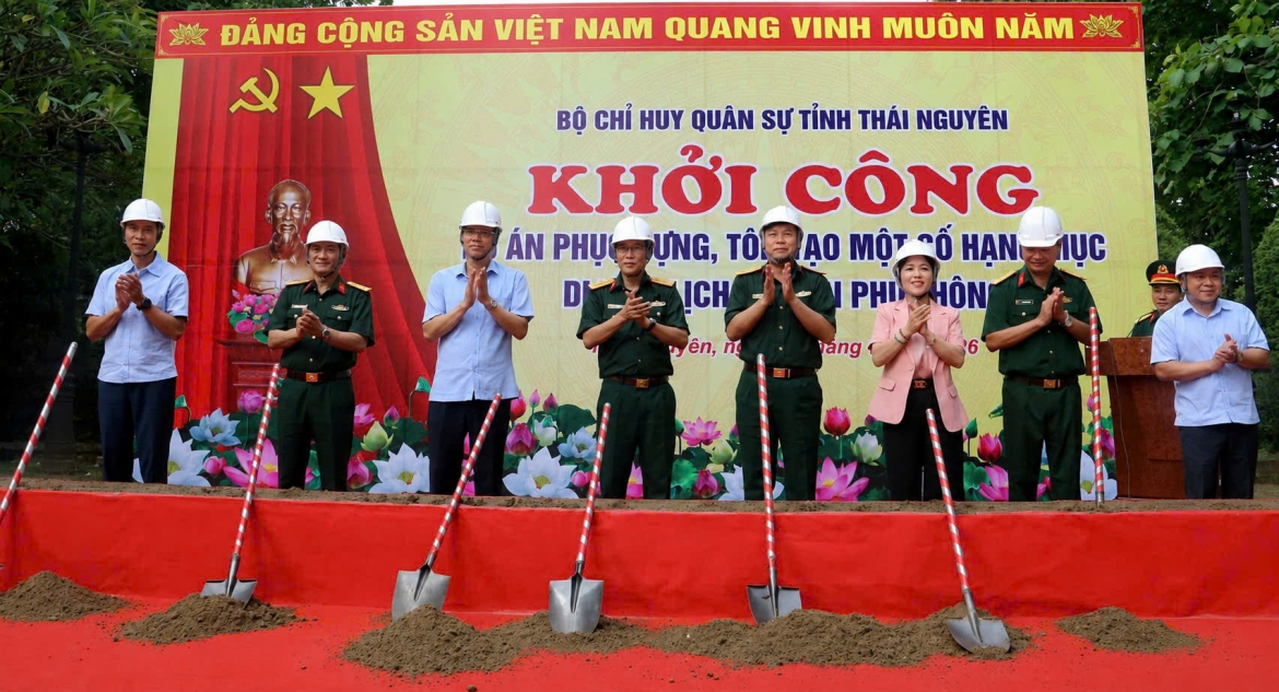 Các đại biểu tiến hành nghi thức khởi công Dự án phục dựng, tôn tạo một số hạng mục Di tích lịch sử Đồn Phủ Thông.
