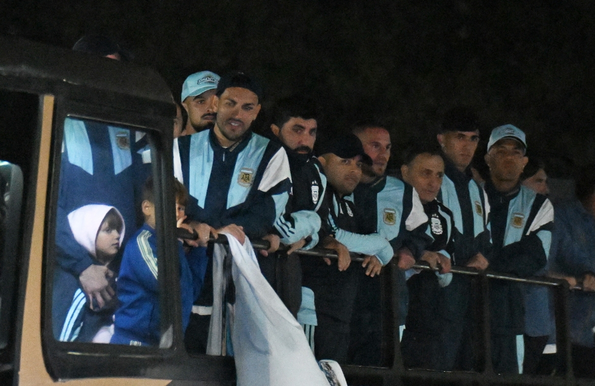 Dù được người hâm mộ chào đón nhiệt thành tại quê nhà, các cầu thủ Argentina vẫn tỏ ra trầm lắng sau thất bại 0-1 trước Tây Ban Nha ở chung kết World Cup 2026.