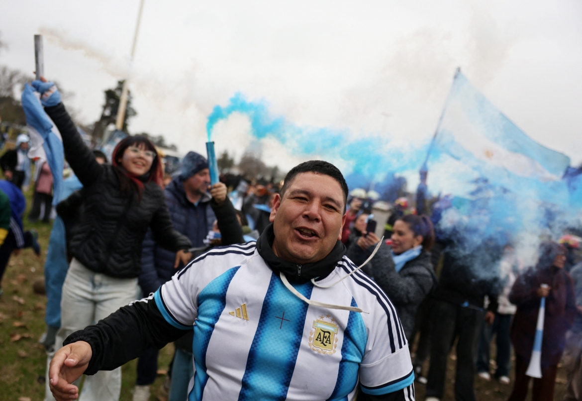Đông đảo CĐV Argentina có mặt từ sớm để chờ đón thầy trò HLV Lionel Scaloni trở về nước.