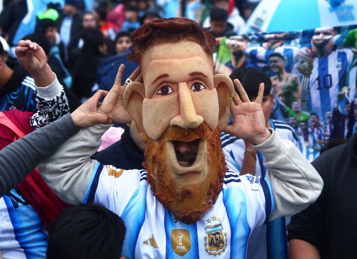 CĐV mang mặt nạ Lionel Messi khi chào đón ĐT Argentina trở về từ Mỹ.