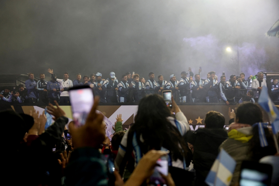 Đông đảo người hâm mộ Argentina đổ ra đường chào đón các cầu thủ con cưng trở về.