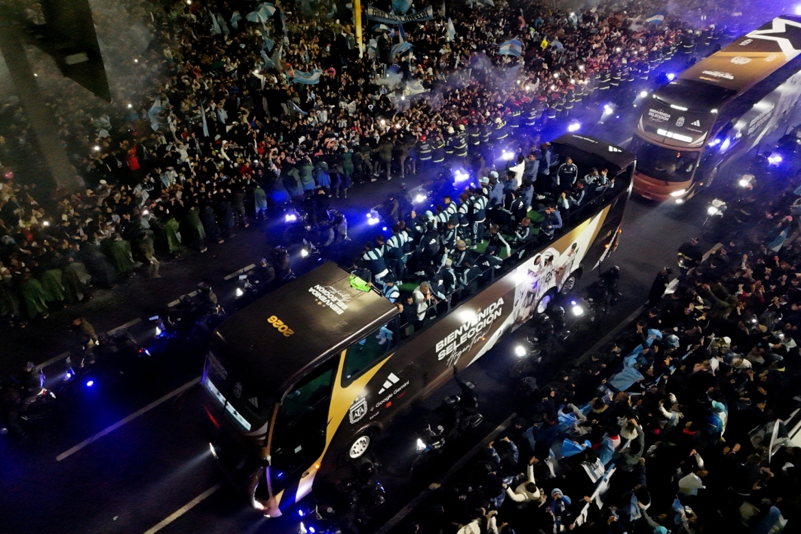 9 cầu thủ khác không cùng ĐT Argentina về nước gồm Rodrigo De Paul, Enzo Fernandez, Lautaro Martinez, Julian Alvarez, Geronimo Rulli, Nico Paz, Cristian Romero, Nahuel Molina và Juan Musso. Những cầu thủ này di chuyển theo lịch trình riêng để thuận tiện cho việc hội quân với CLB chủ quản.