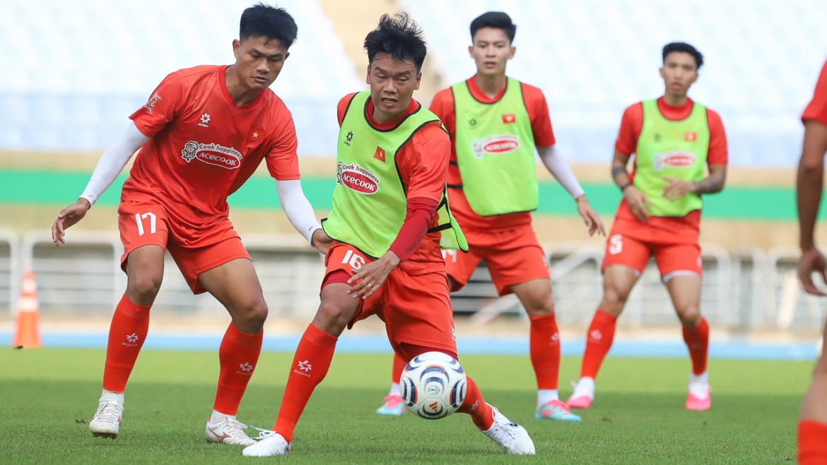ĐT Việt Nam đấu đối kháng (Ảnh: VFF)