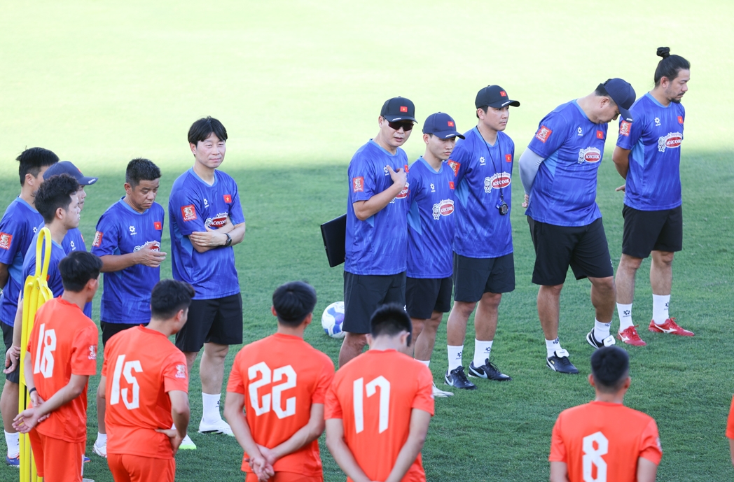 Thầy trò HLV Kim Sang Sik sang Hàn Quốc tập huấn.