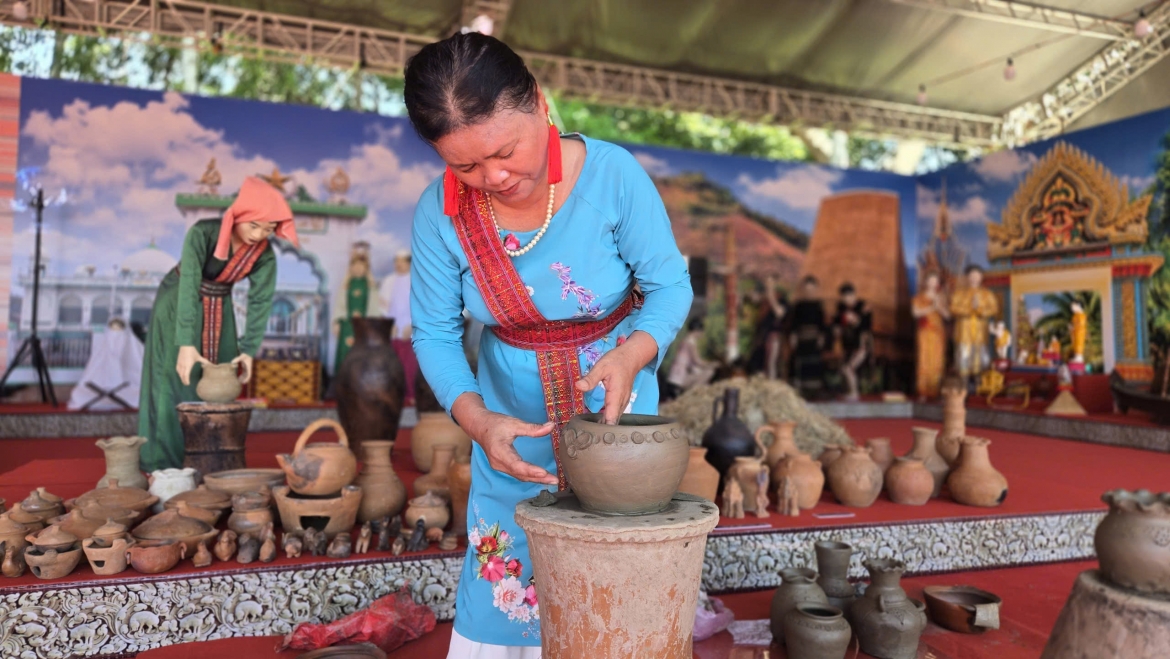 Trình diễn gốm Bàu Trúc tại phía Nam tỉnh Khánh Hòa