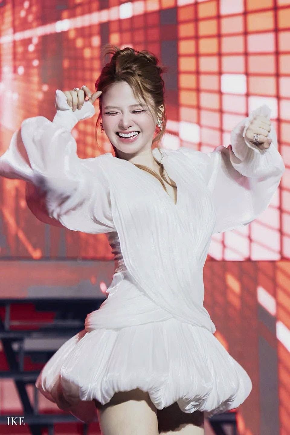 Dương Hoàng Yến khiến fan xao xuyến khi diện váy trắng cùng dòng caption ngọt ngào: "Váy trắng có làm anh lo lắng?"