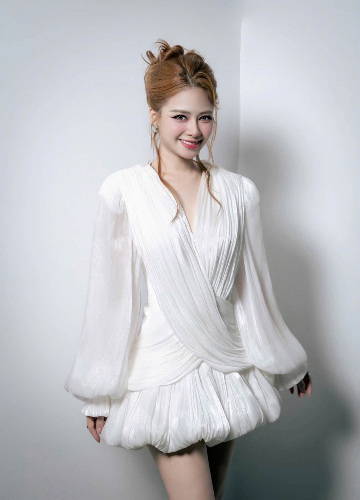 Dương Hoàng Yến đăng ảnh mới với phong cách quyến rũ, nữ tính kèm dòng trạng thái ngắn gọn: "Chất liệu bạn gái." Nhan sắc ngày càng thăng hạng của nữ ca sĩ nhận nhiều lời khen (Ảnh: FBNV).