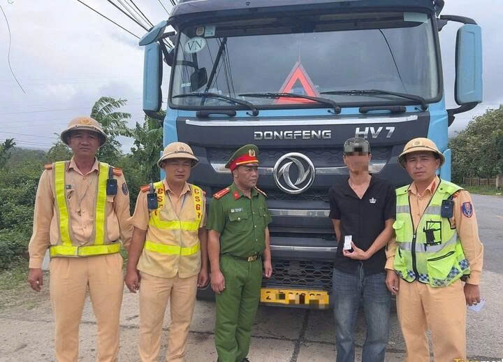 Qua kiểm tra, lực lượng công an phát hiện tài xế N.V.T dương tính với chất ma túy và trên ô tô đầu kéo do tài xế này cầm lái có 412 viên nén nghi là ma túy tổng hợp. Ảnh: CACC