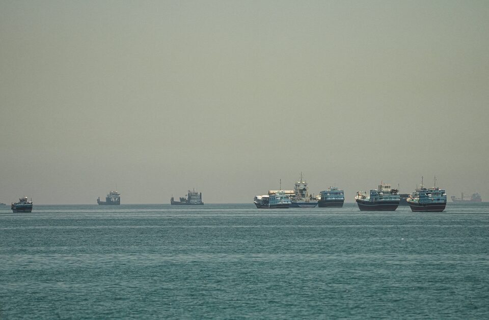 Các tàu neo đậu tại eo biển Hormuz. Ảnh Reuters