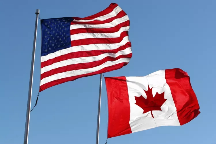 Cờ Mỹ và Canada - Ảnh: Getty Images