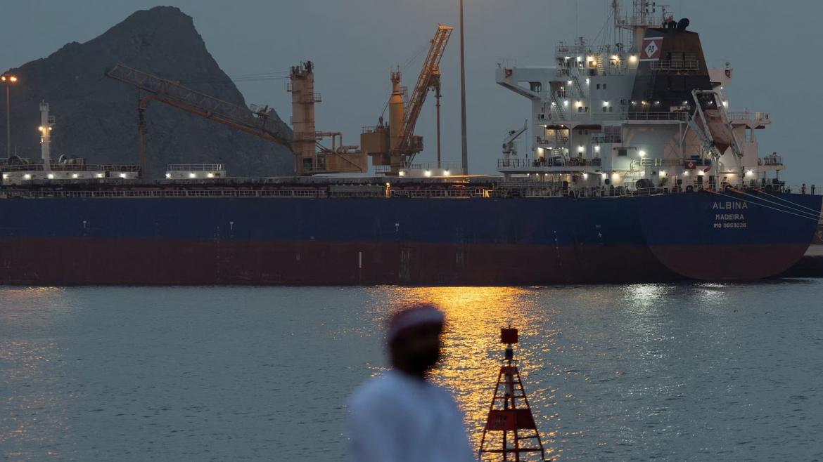 Tàu hàng mắc kẹt tại eo biển Hormuz do cuộc chiến giữa Mỹ và Iran. Ảnh: Reuters