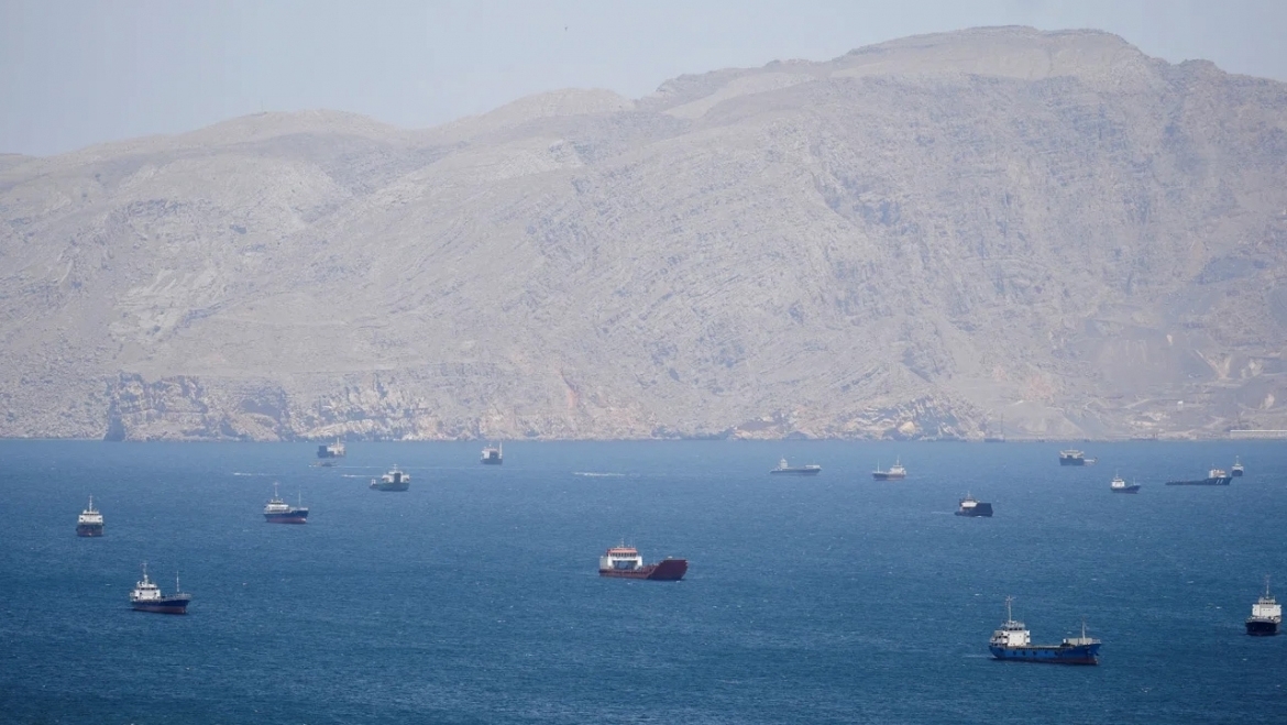 Tàu thuyền ở eo biển Hormuz, khu vực Musandam của Oman, ngày 27/4/2026. Ảnh: Stringer/Reuters.