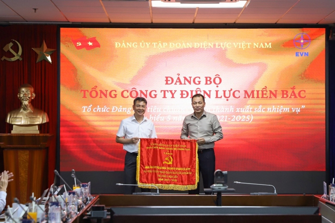 Đảng bộ Tổng công ty Điện lực miền Bắc vinh dự được Ban Chấp hành Đảng bộ Chính phủ trao tặng Cờ thi đua vì đạt danh hiệu "Đảng bộ hoàn thành xuất sắc nhiệm vụ tiêu biểu" 5 năm liền (2021-2025)