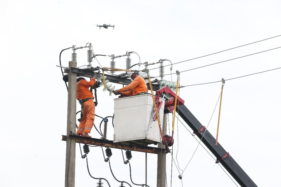  Cán bộ nhân viên EVNNPC tăng cường kiểm tra, quản lý vận hành lưới điện ngoài hiện trường, bảo đảm cung ứng điện an toàn, ổn định và liên tục phục vụ khách hàng