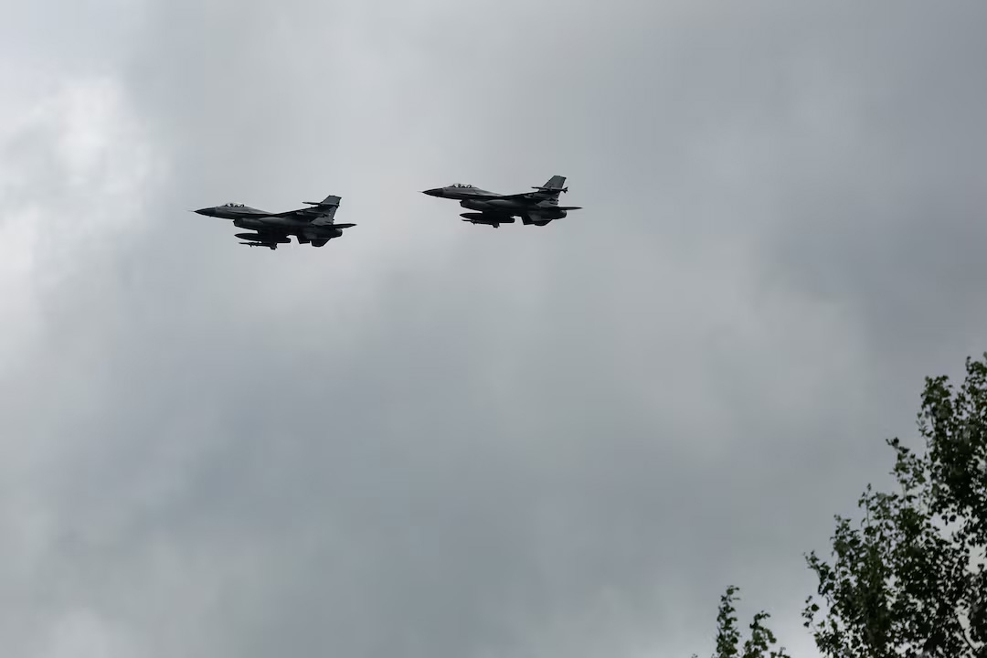 Các tiêm kích F-16 của Không quân Ukraine bay biểu diễn trong lễ kỷ niệm Ngày Không quân Ukraine, tại một địa điểm không được tiết lộ ở Ukraine, ngày 4/8/2024. Ảnh: Reuters