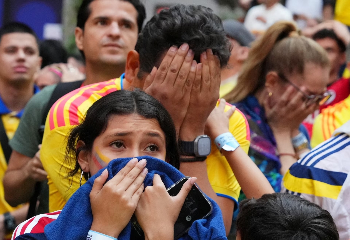 CĐV Colombia ôm mặt khóc nức nở sau khi đội nhà thua trên chấm phạt đền trong trận đấu với Thụy Sĩ.