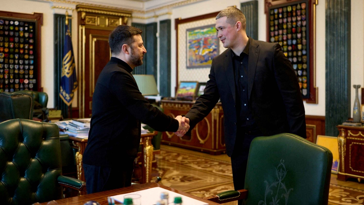 Tổng thống Ukraine Volodymyr Zelensky và Bộ trưởng Quốc phòng Mykhailo Fedorov trong một cuộc gặp hồi tháng 1/2026 (Ảnh: Reuters)