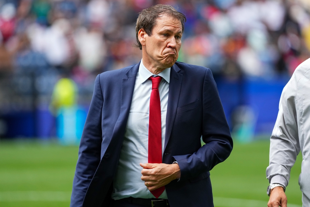HLV Rudi Garcia tức giận với quyết định của FIFA (Ảnh: AP).