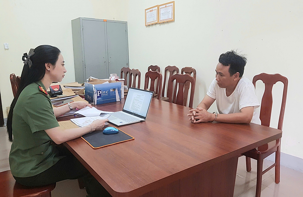 Cơ quan Công an lấy lời khai đối tượng Lê Văn Chiến. (Ảnh: Công an Nghệ An).