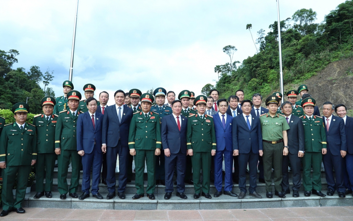 Các đại biểu chụp ảnh lưu niệm. Ảnh: Ngọc Lâm