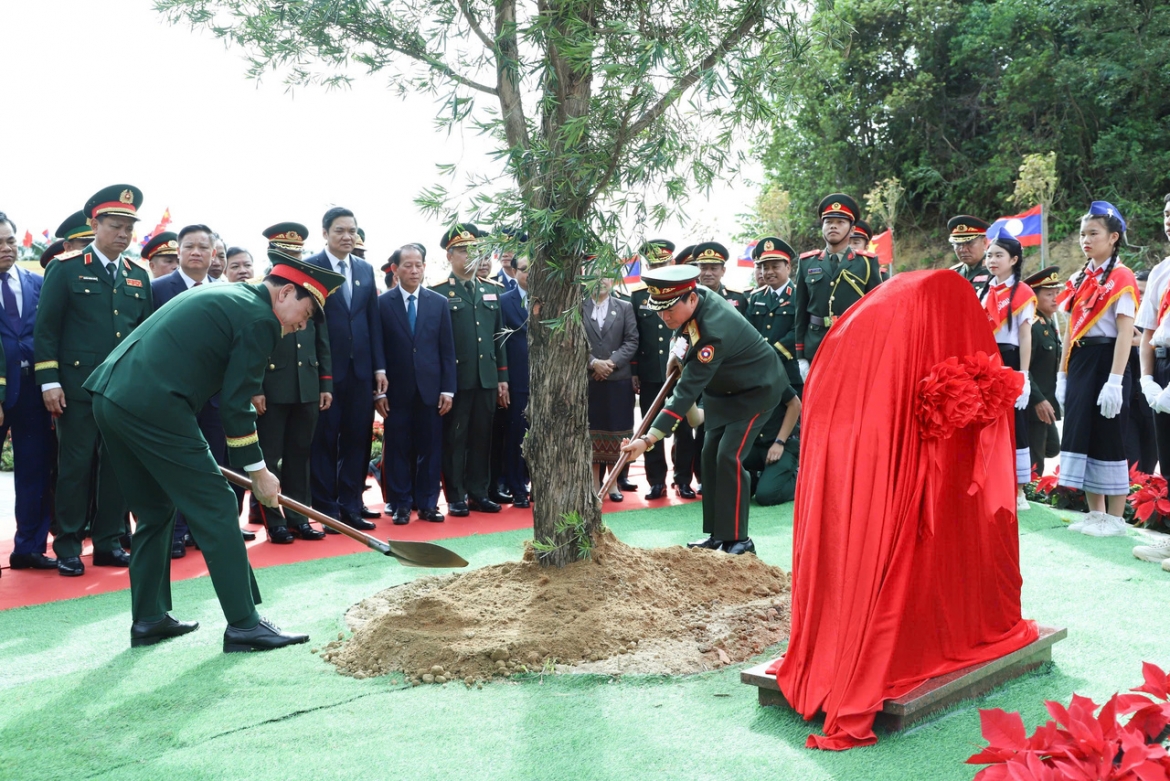 Hai đồng chí Phó Thủ tướng, Bộ trưởng Bộ Quốc phòng hai nướctrồng cây lưu niệm. Ảnh: Ngọc Lâm