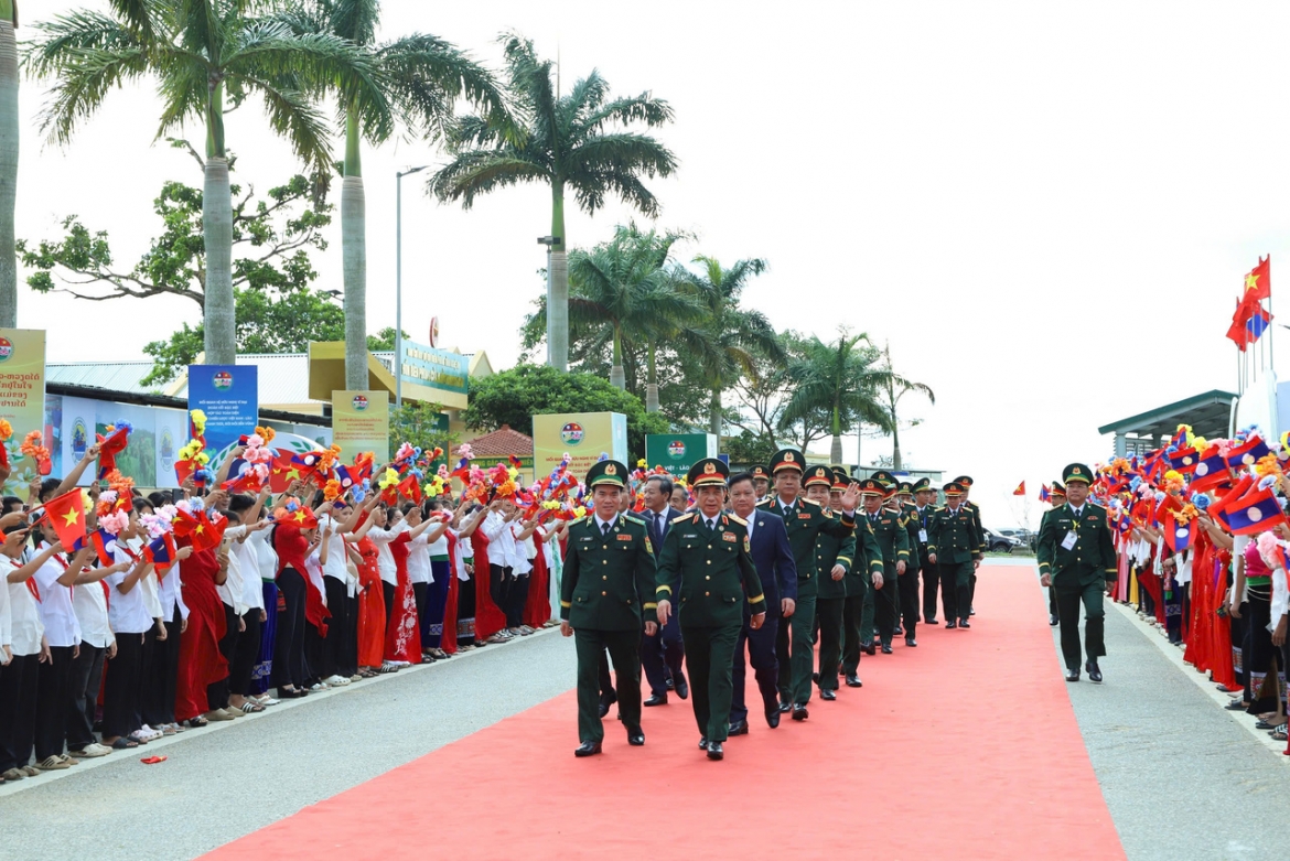 Đại tướng Phan Văn Giang dẫn đầu đoàn Việt Nam sang thăm nước bạn Lào. Ảnh: Ngọc Lâm