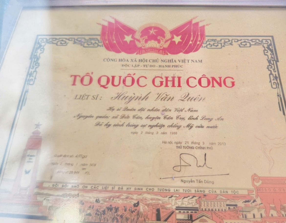 Bên cạnh một số giấy tờ có sự khác biệt đáng kể về thông tin liệt sĩ, thì Bằng Tổ quốc ghi công lại có tên Huỳnh Văn Quên trùng với thông tin hài cốt liệt sĩ vừa được tìm thấy tại TP.HCM. Ảnh: V.V