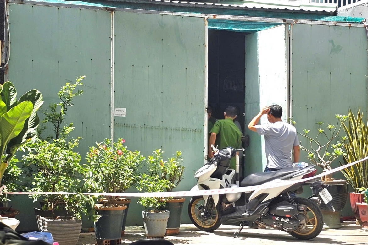 Lực lượng chức năng phong toả, khám nghiệm hiện trường. (Ảnh: X.M)
