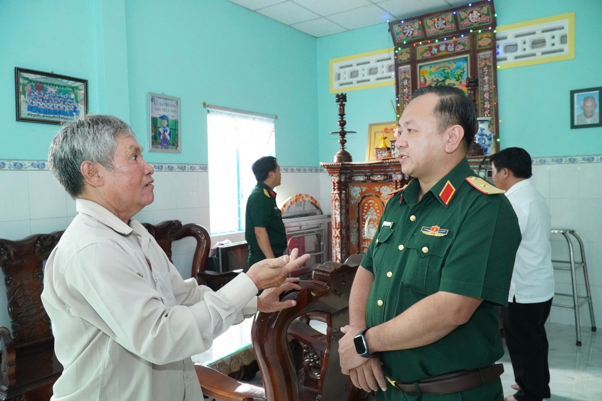 Thiếu tướng Nguyễn Thành Trung, Chính ủy Bộ Tư lệnh TP.HCM đã trực tiếp xuống địa phương để thăm hỏi, động viên gia đình bước đầu nhận là thân nhân liệt sĩ Huỳnh Văn Quên. Ảnh: BTL TP.HCM