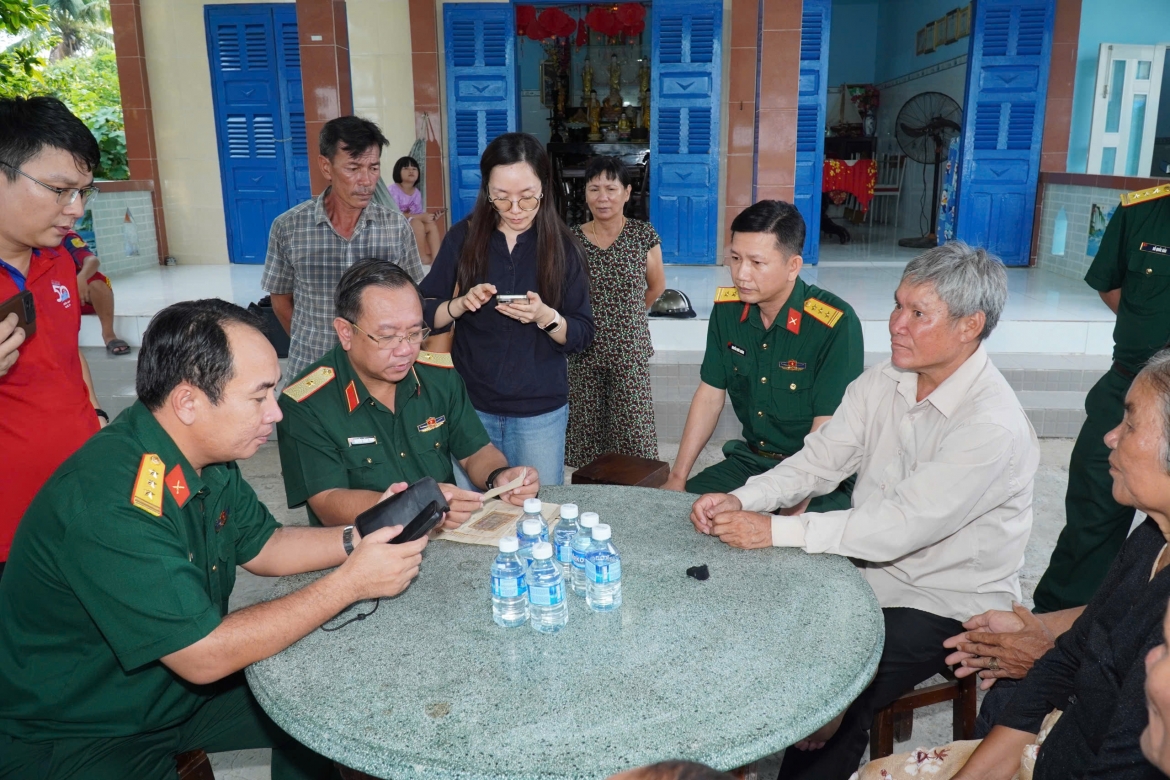Thiếu tướng Nguyễn Thành Trung, Chính uỷ Bộ Tư lệnh TP.HCM (ngồi giữa) trực tiếp xuống Tây Ninh phối hợp với chính quyền xã Vàm Cỏ xác minh, đối chiếu các nguồn thông tin nhằm làm rõ nhân thân liệt sĩ. Ảnh: BTL TP.HCM