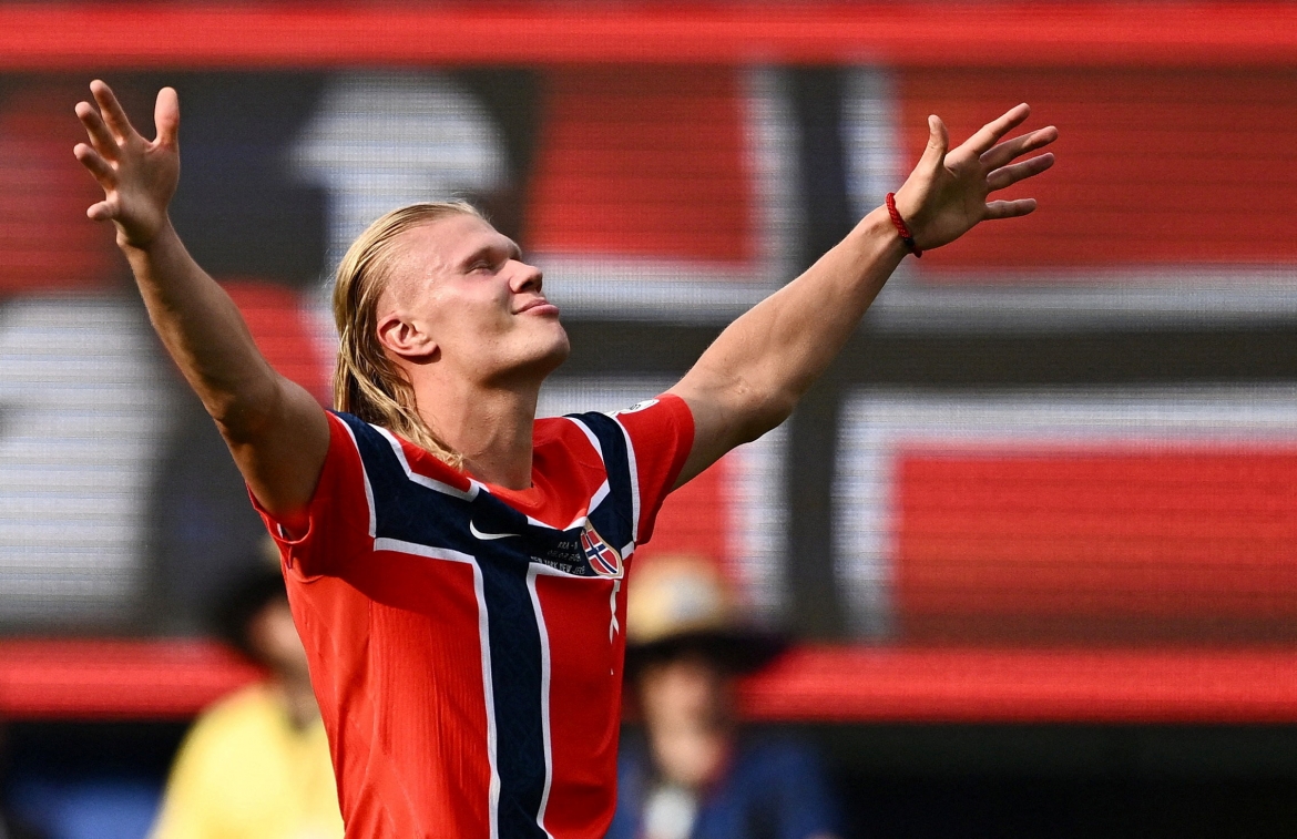 Tiền đạo: Erling Haaland là đầu tàu giúp Na Uy trở thành “ngựa ô” tại World Cup 2026. Tiền đạo này cũng đập tan những nghi ngờ khi thể hiện phong độ ghi bàn đều đặn ở ĐTQG, giống hệt như vẫn làm trong màu áo Man City. Dấu ấn đáng nhớ nhất của Erling Haaland là cú đúp vào lưới Brazil giúp Na Uy giành chiến thắng 2-1 ở vòng 16 đội.