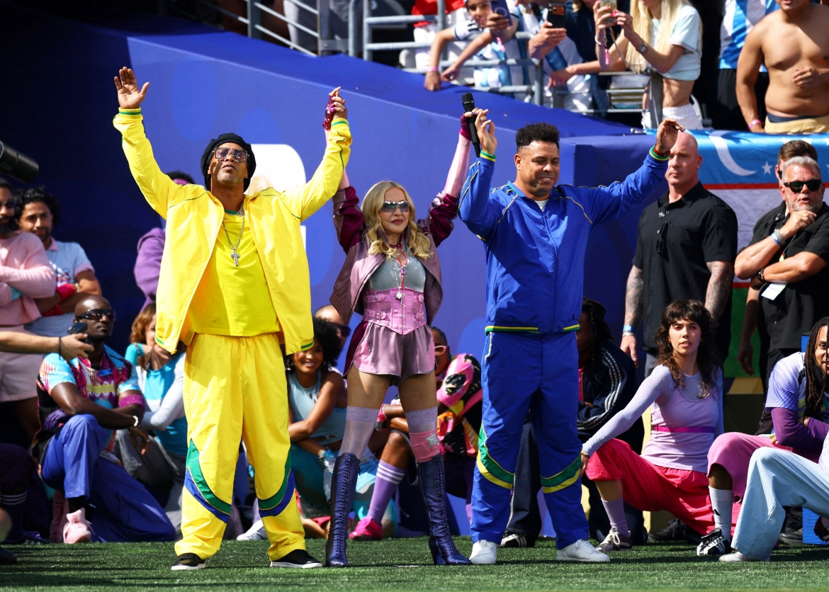 Madonna mở màn halftime show đầu tiên trong lịch sử chung kết FIFA World Cup với màn xuất hiện đầy điện ảnh.(Ảnh: Reuters)