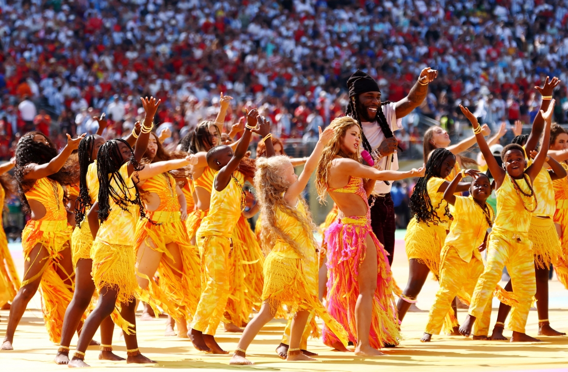 Shakira và Burna Boy khuấy động sân vận động với "Dai Dai" – ca khúc chính thức của FIFA World Cup 2026. (Ảnh: Reuters)