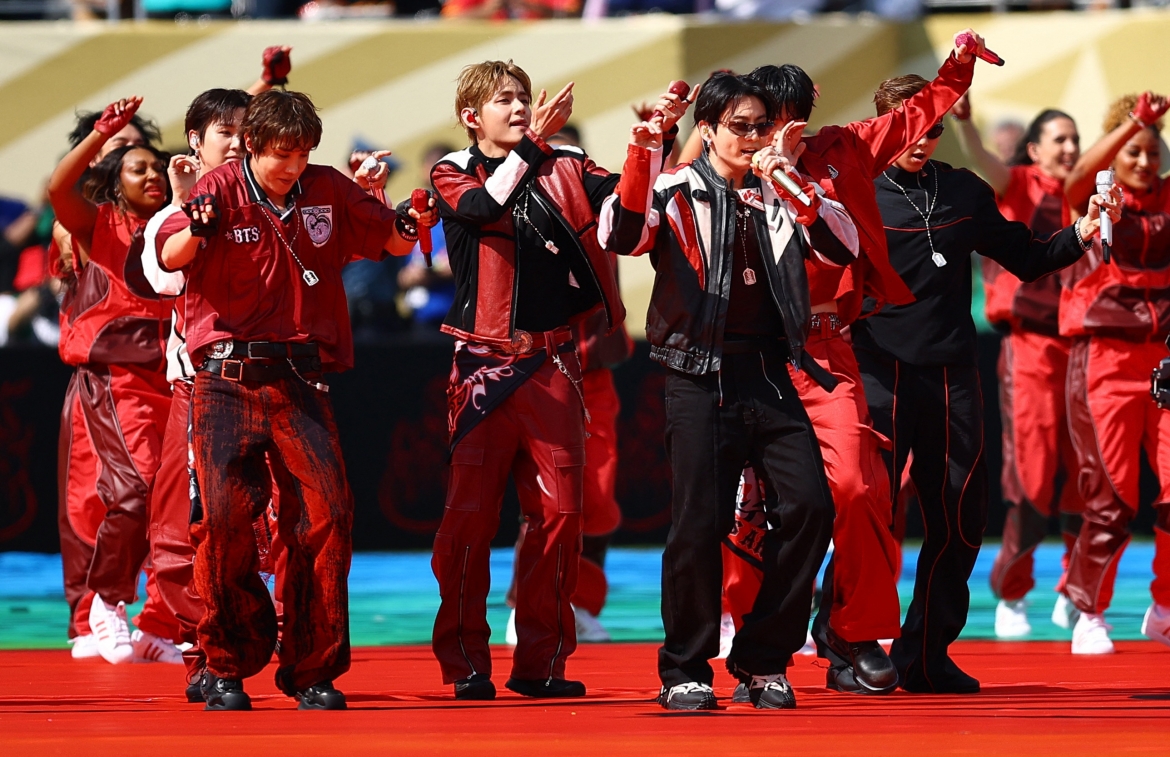  BTS mang không khí K-pop đến sân khấu World Cup bằng màn trình diễn ca khúc "Dynamite" được phối mới theo chủ đề bóng đá. (Ảnh: Reuters)