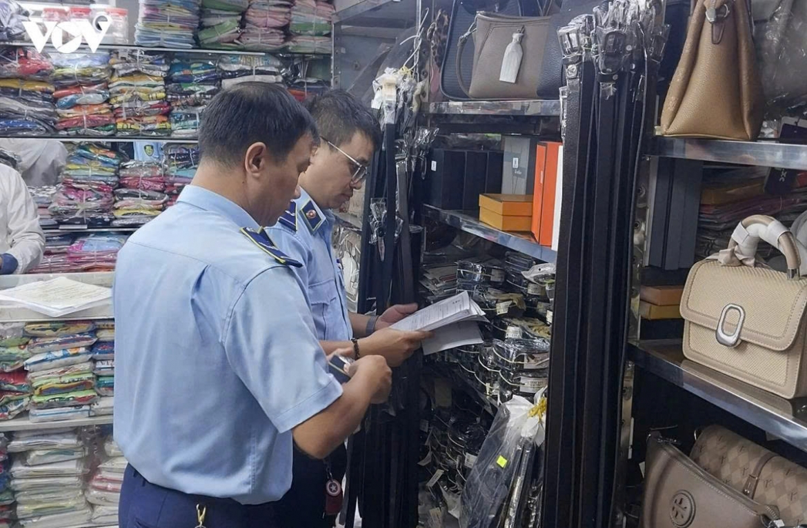 Không tiếp tay, bảo kê, bao che cho buôn lậu, gian lận thương mại và hàng giả